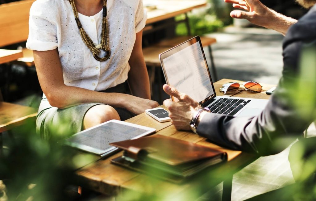 entretien d'affaire avec la présentation du plan de marketing