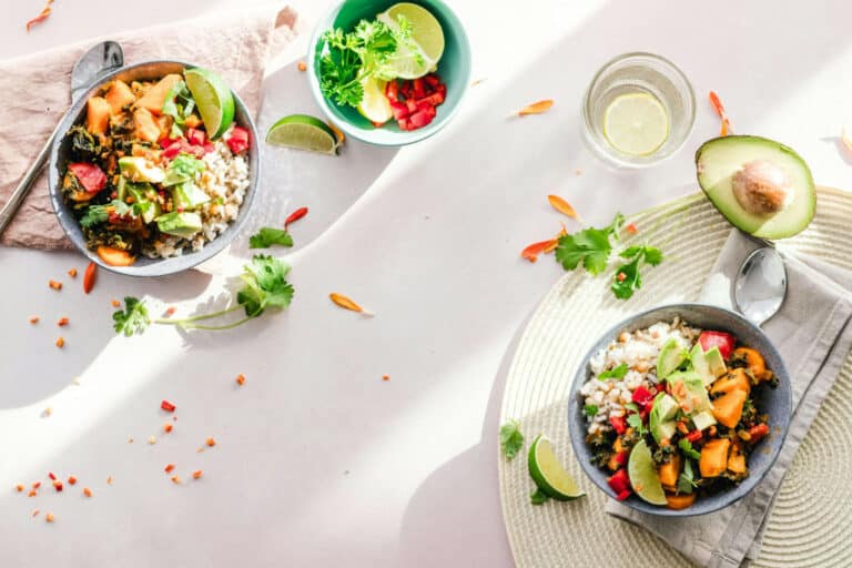 Assiettes colorées et savoureuses : Un assortiment de légumes frais sur une table